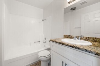 Chatsworth Plaza Apartments in Chatsworth, CA - Foto de edificio - Building Photo