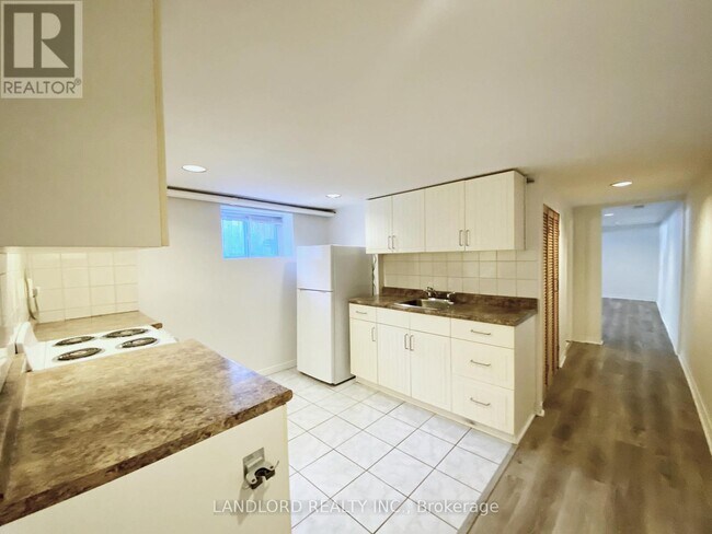 2 Chicora Ave in Toronto, ON - Building Photo - Building Photo