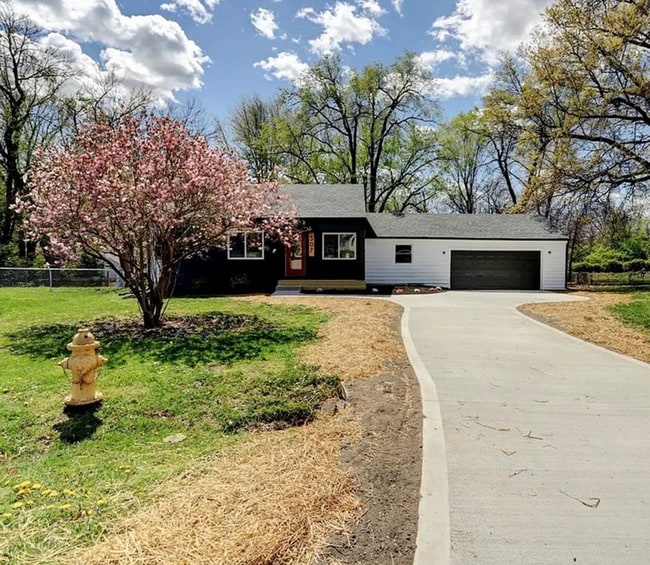 507 NW Holly Ln in Lee's Summit, MO - Foto de edificio - Building Photo