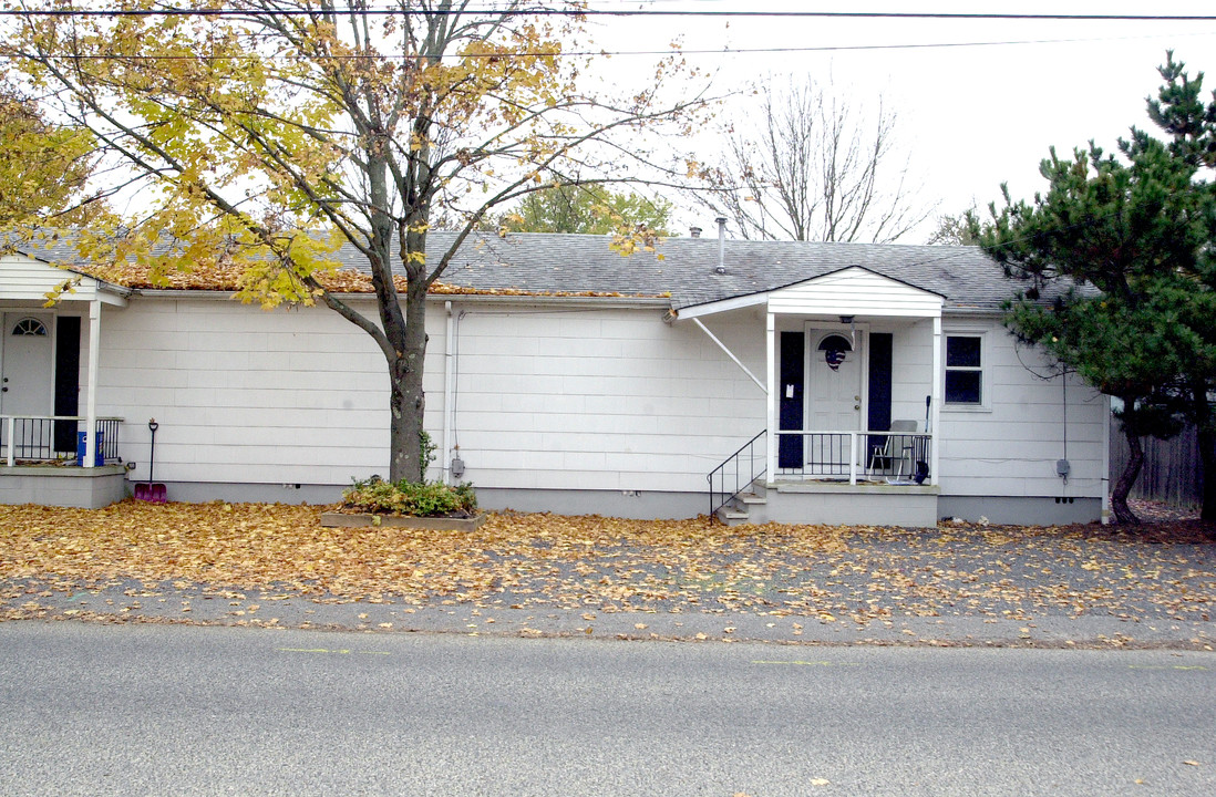 10 Center St in Englishtown, NJ - Building Photo