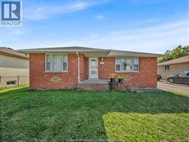 2475 Meighen Rd in Windsor, ON - Building Photo