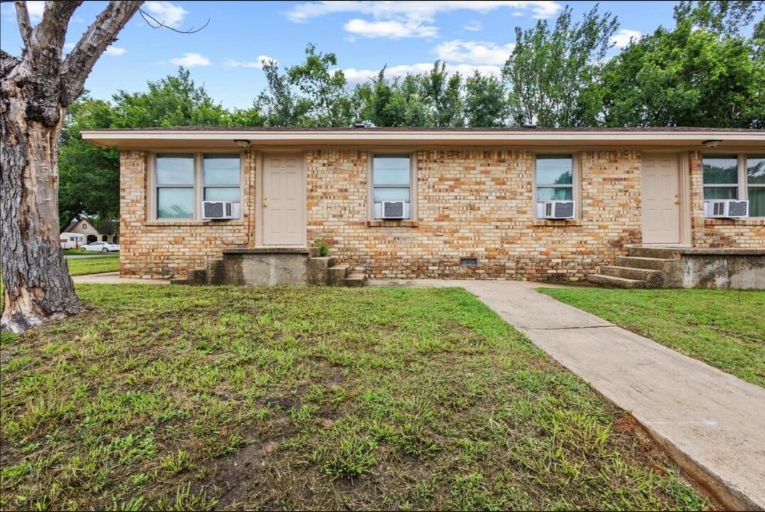 701 W Hull St in Denison, TX - Building Photo