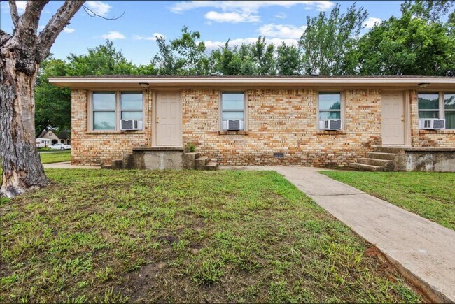 property at 701 W Hull St