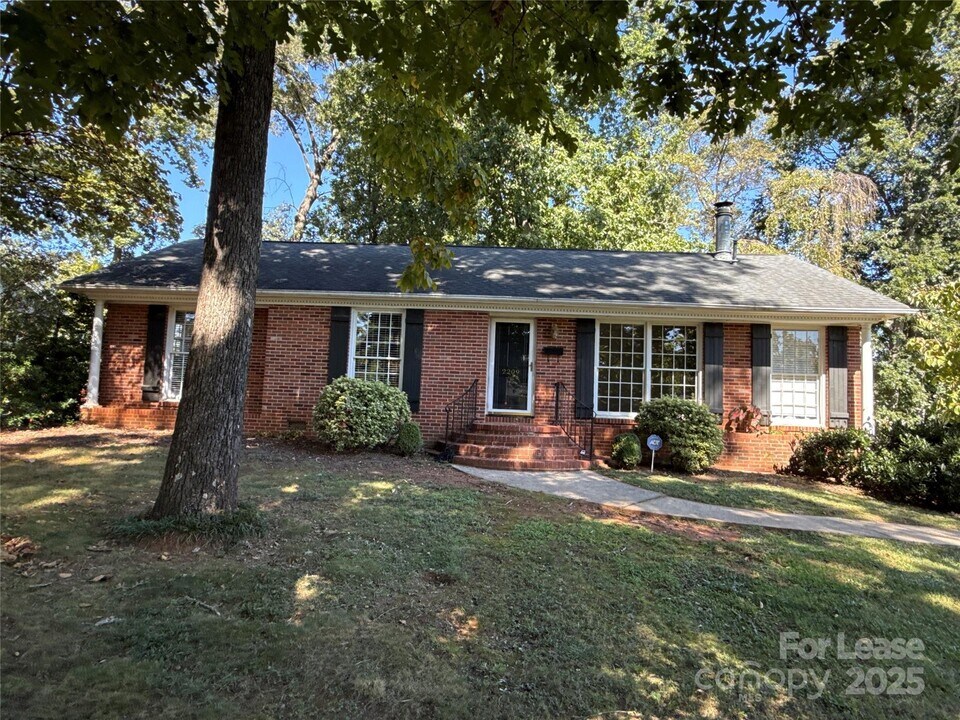 2209 Stonewood Dr in Charlotte, NC - Building Photo