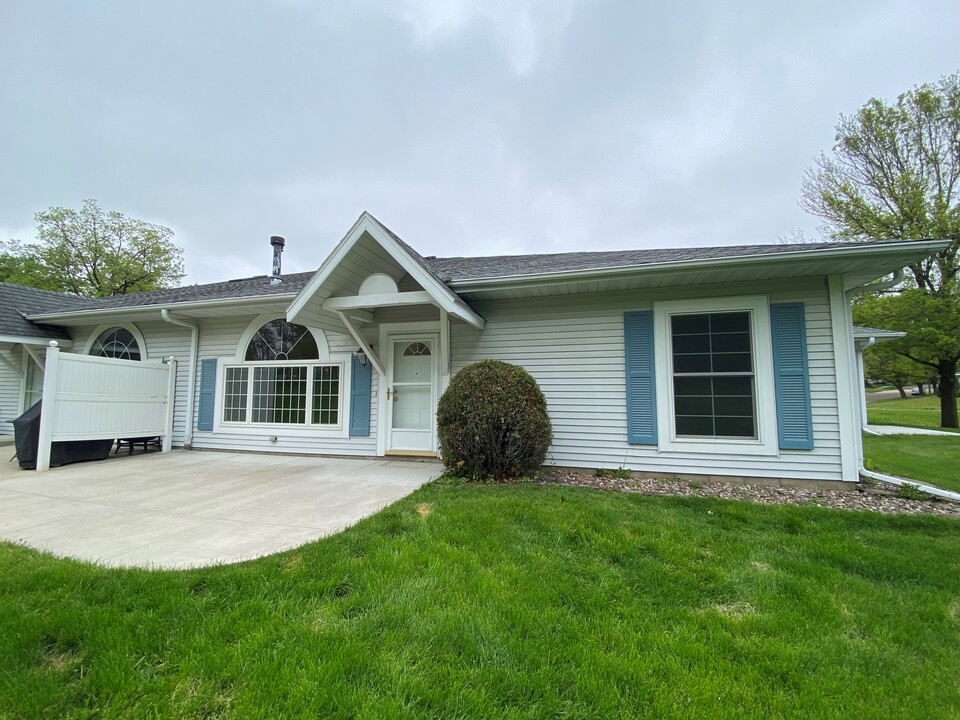 1902 Cabernet Ln NW in Rochester, MN - Building Photo