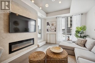 705 Davis Dr in Newmarket, ON - Building Photo