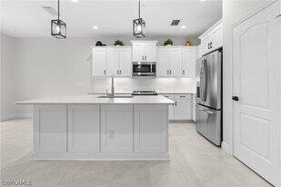 6947 Avalon Cir in Naples, FL - Building Photo