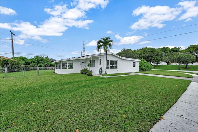 18600 Lenaire Dr in Cutler Bay, FL - Building Photo - Building Photo