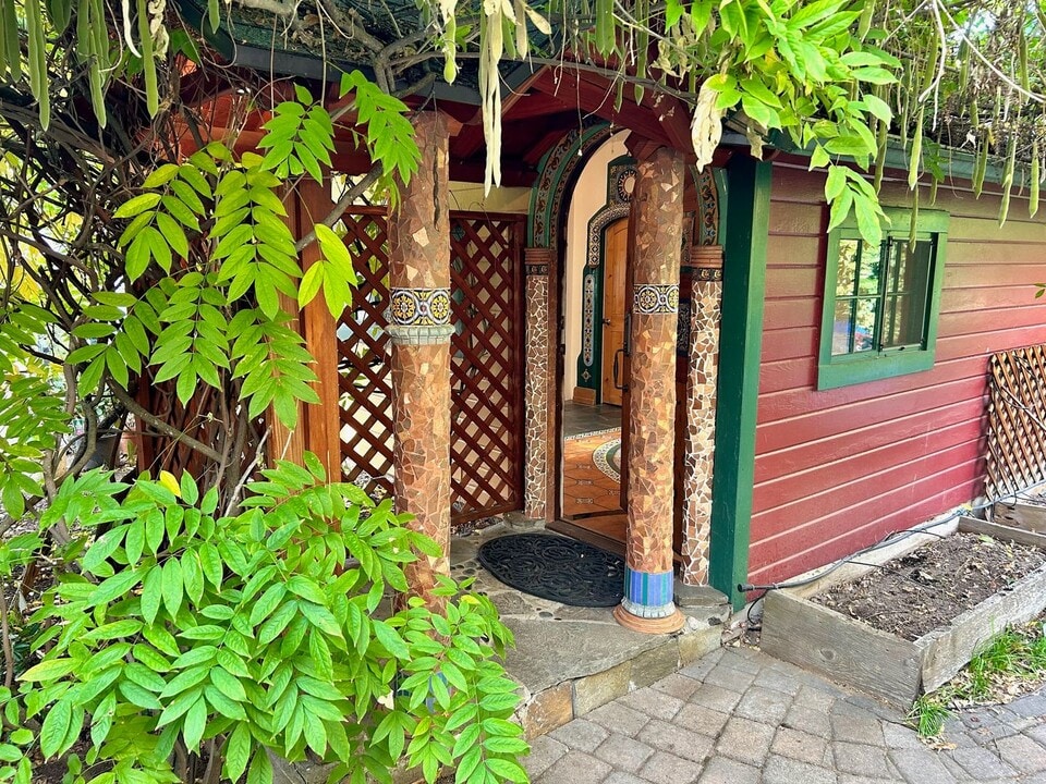 90 6th St in Ashland, OR - Building Photo