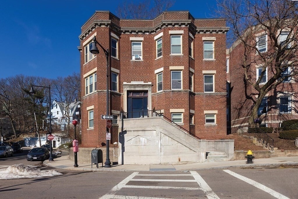 1725 Commonwealth Ave in Boston, MA - Building Photo