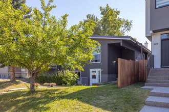 405 52 Av SW in Calgary, AB - Building Photo - Building Photo