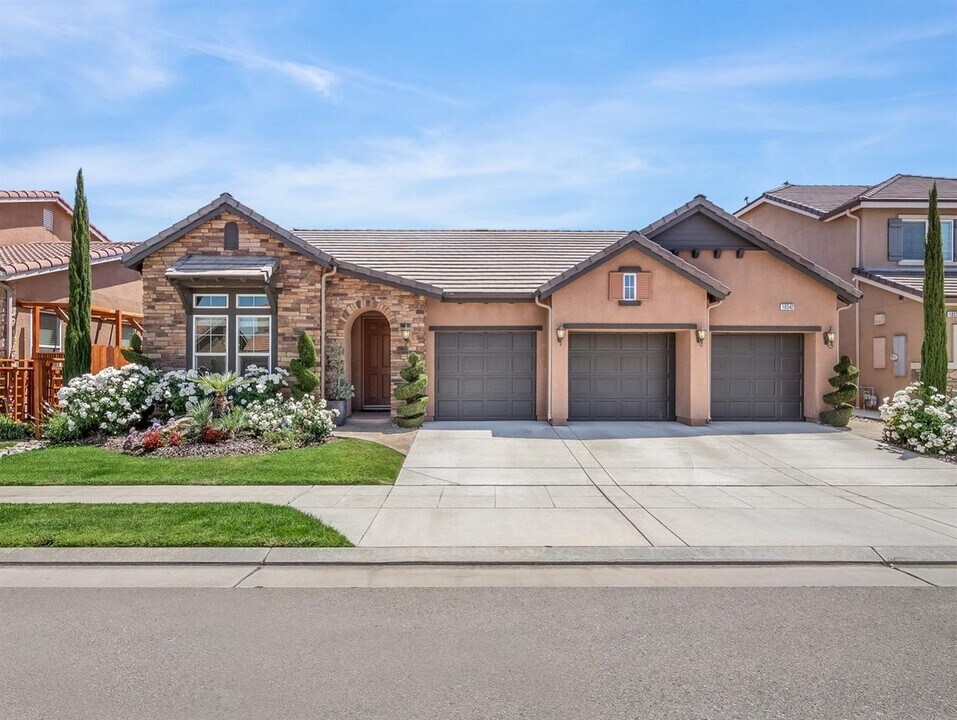 10542 N Sierra Vista Ave in Fresno, CA - Building Photo