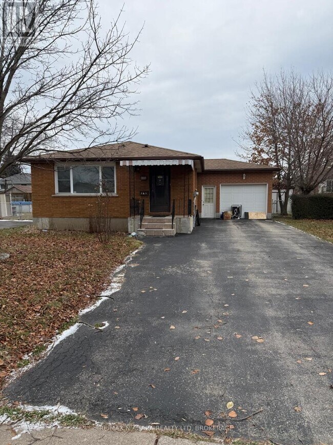 8006 Paddock Trail Dr in Niagara Falls, ON - Building Photo - Building Photo