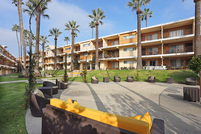 DIPLOMAT PARK APARTMENTS in Valley Village, CA - Foto de edificio - Building Photo