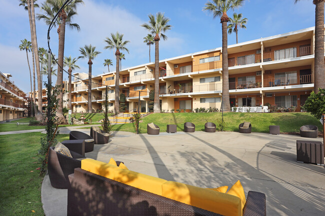 DIPLOMAT PARK APARTMENTS in Valley Village, CA - Building Photo - Building Photo