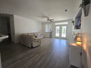 1576 Castle Way in Lemoore, CA - Building Photo - Building Photo