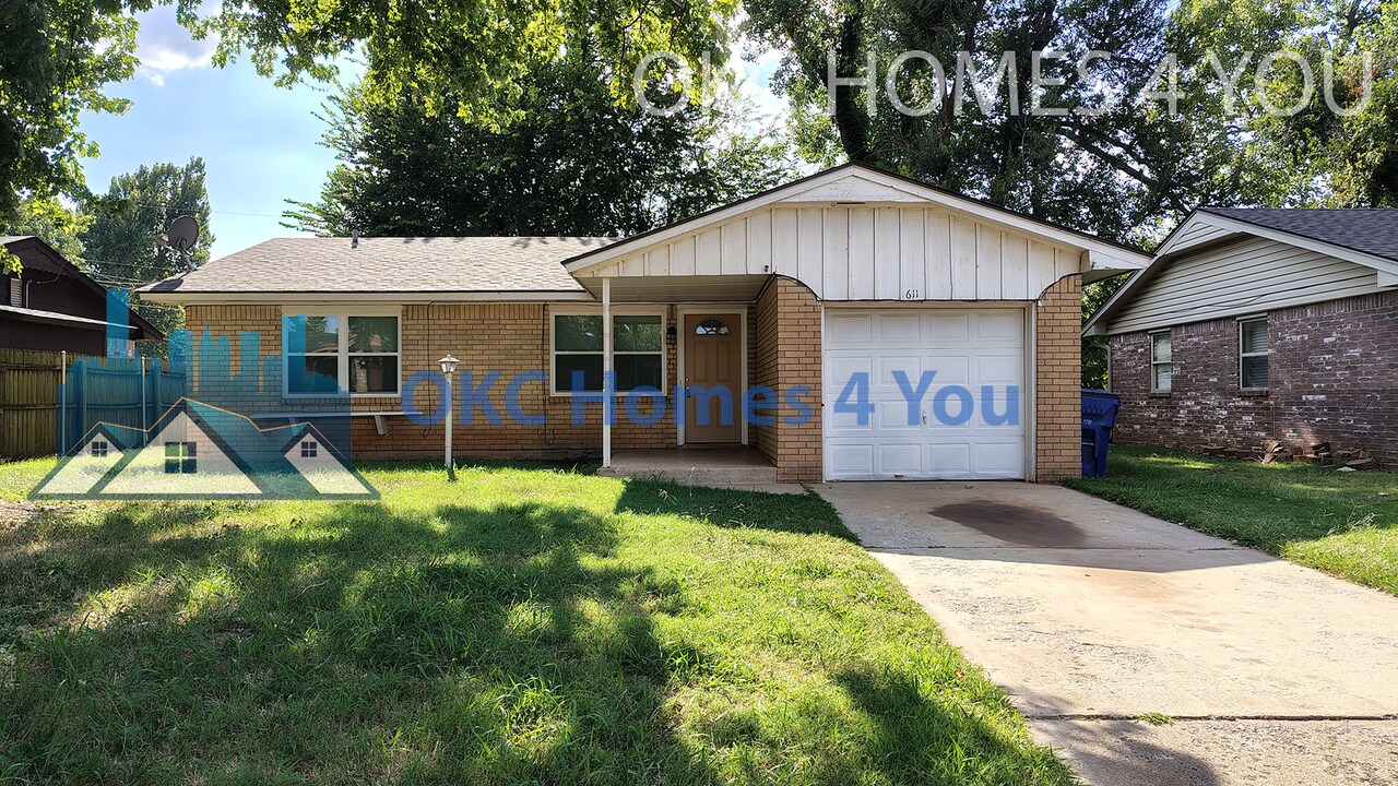 611 S Brookview Ln in Mustang, OK - Building Photo