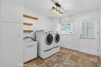 5007 Canoga Ave in Los Angeles, CA - Building Photo - Building Photo