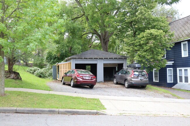 502 S Aurora St, Unit 1 in Ithaca, NY - Foto de edificio - Building Photo