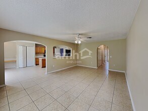 30500 Birdhouse Dr in Wesley Chapel, FL - Foto de edificio - Building Photo