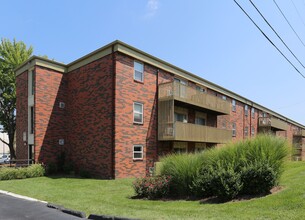 Ash Street Place Apartments in Columbia, MO - Foto de edificio - Building Photo