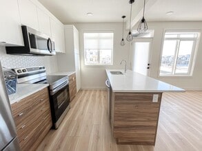 10060-10046 46 St NE in Calgary, AB - Building Photo - Building Photo