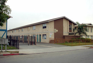 1026 W Highland Ave in Tustin, CA - Foto de edificio - Building Photo