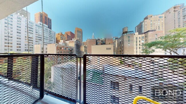 165 E 35th St in New York, NY - Building Photo - Building Photo