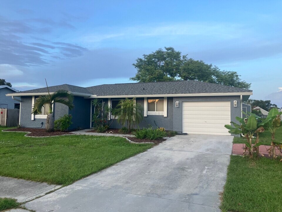7570 Berwick St in North Port, FL - Building Photo