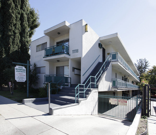 11118 Moorpark St in North Hollywood, CA - Foto de edificio - Building Photo