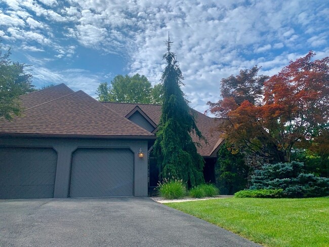 452 Sugar Maple Ct in Bethlehem, PA - Building Photo - Building Photo