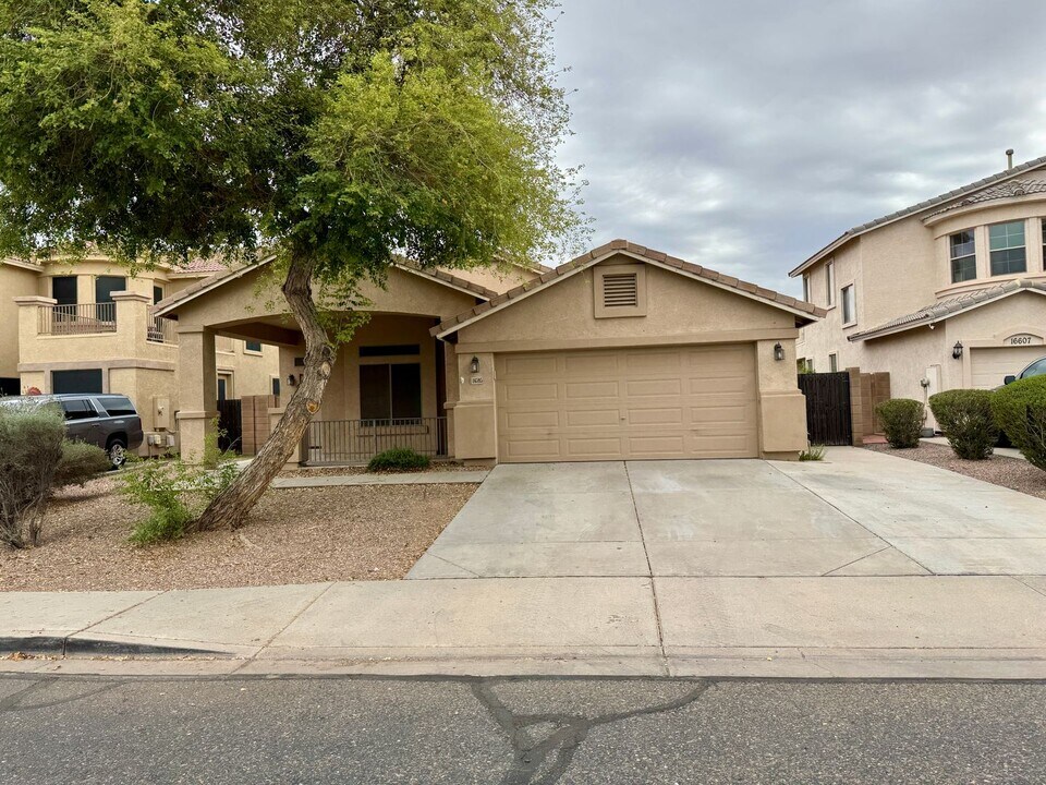 16595 W Saguaro Ln in Surprise, AZ - Building Photo
