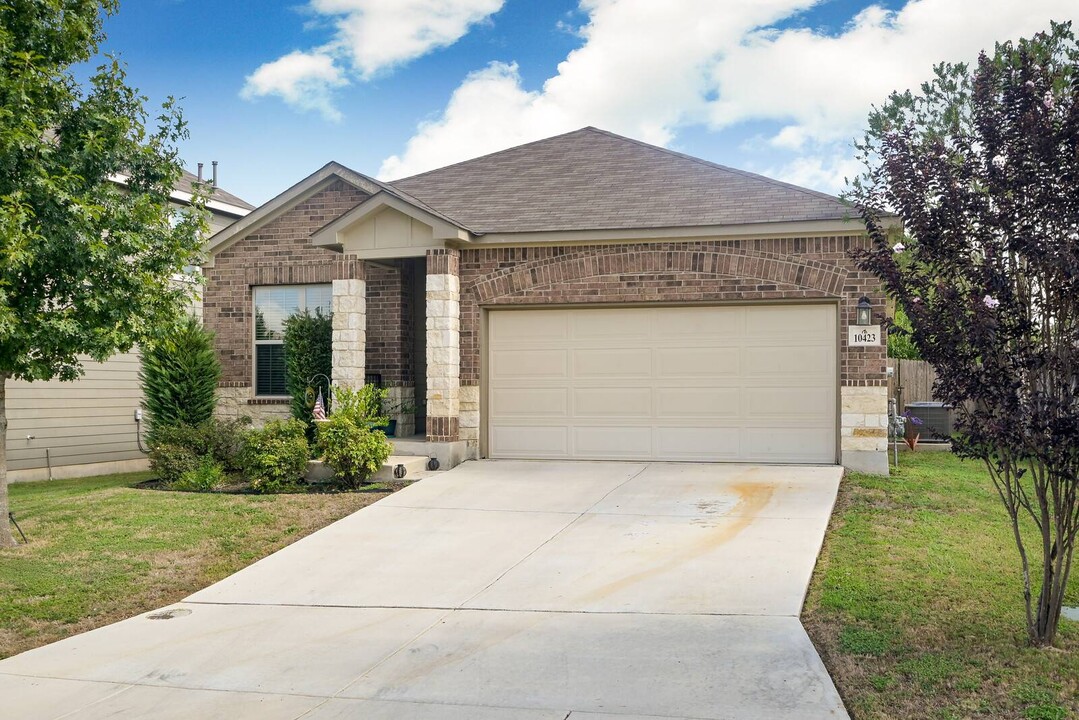 10423 Francisco Way in Converse, TX - Foto de edificio