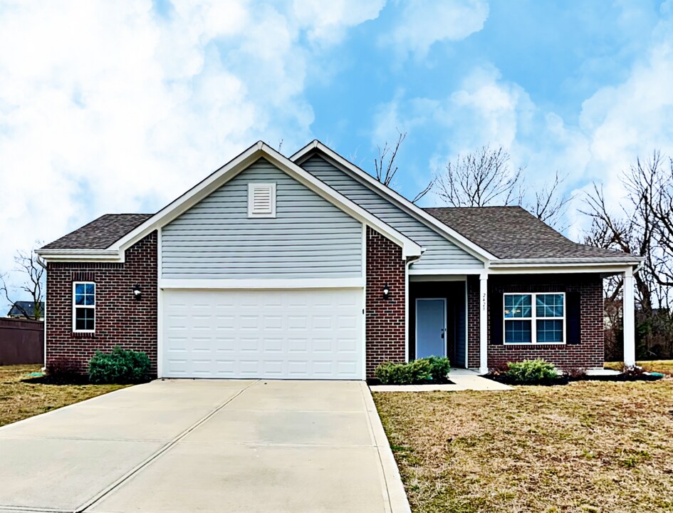2428 Apple Tree Ln in Indianapolis, IN - Building Photo