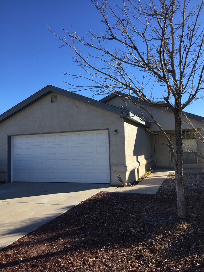 1985 Panorama St SW in Los Lunas, NM - Building Photo - Building Photo