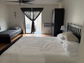 11917 Orizaba Ave, Unit Garden Bungalow in Downey, CA - Building Photo - Building Photo