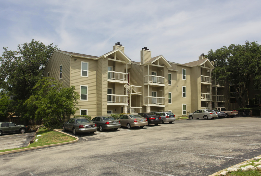 Hyde Park Oaks in Austin, TX - Building Photo