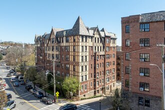 Tudor Arms in Bronxville, NY - Foto de edificio - Building Photo