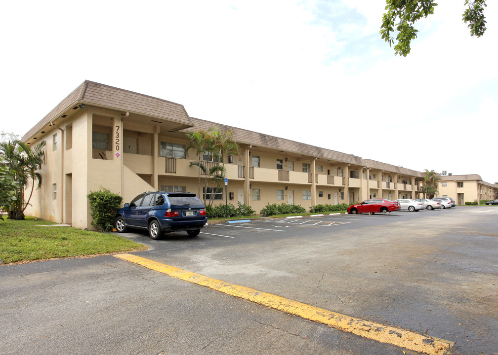 Southgate Gardens in Tamarac, FL - Building Photo