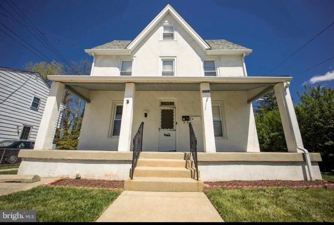 328 Ridley Ave, Unit 2 in Folsom, PA - Building Photo