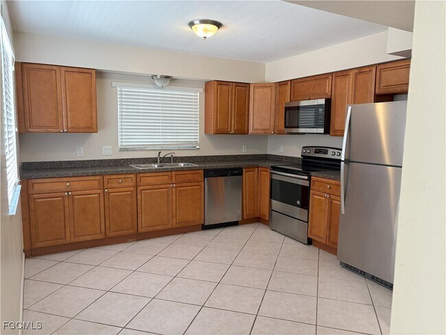 11929 Corinne Lee Ct in Ft. Myers, FL - Building Photo - Building Photo