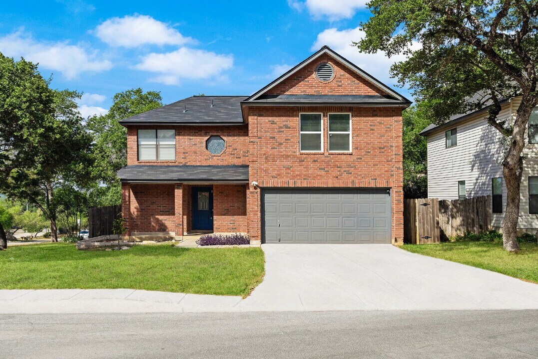 16074 Walnut Creek Dr in San Antonio, TX - Foto de edificio