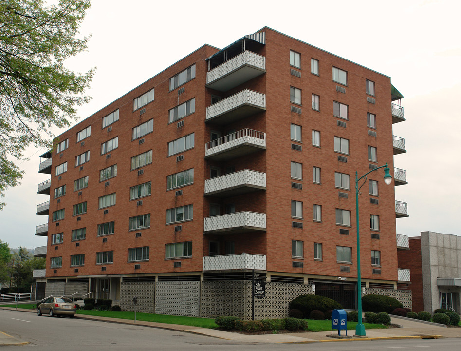 The Town House Apartments in Charleston, WV - Building Photo