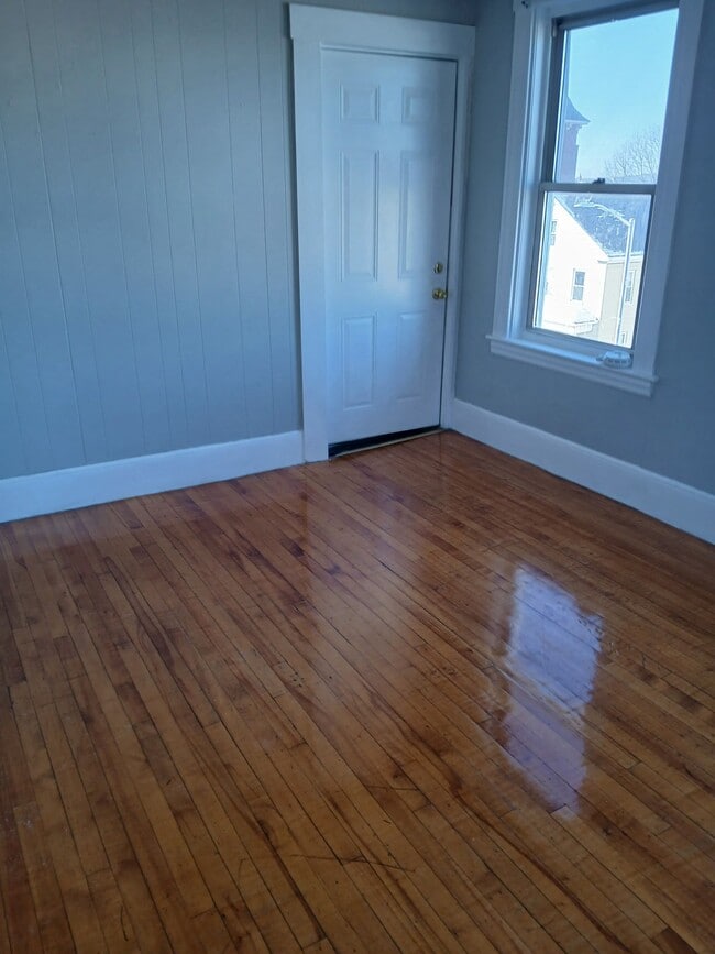 91 Providence St, Unit Spacious 3 bedroom unit in Worcester, MA - Building Photo - Building Photo