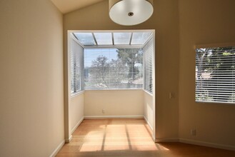 11923 Laurelwood Dr, Unit 09 in Los Angeles, CA - Building Photo - Building Photo