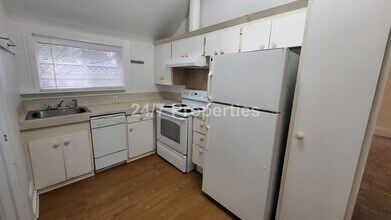 5504 SE Center St-Unit -H in Portland, OR - Building Photo - Building Photo