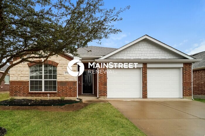 2720 Triple Crown Ln in Grand Prairie, TX - Building Photo
