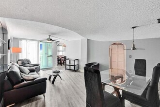 100 Golden Isles Dr in Hallandale Beach, FL - Foto de edificio - Building Photo
