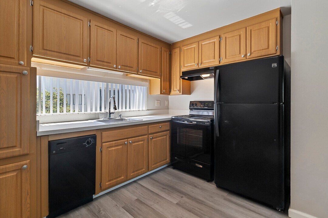 Whispering Oaks Apartments in Concord, CA - Foto de edificio