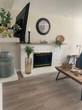 6 Locust Ave in Oak Park, CA - Building Photo - Building Photo